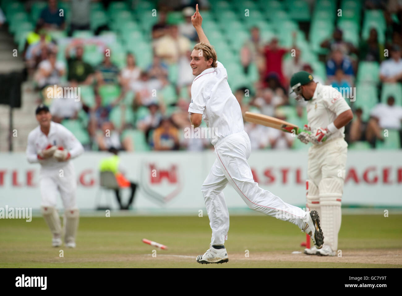 Il sudafricano Jacques Kallis (a destra) è invischiato da Stuart Broad in Inghilterra che celebra durante il secondo test a Kingsmead, Durban, Sud Africa. Foto Stock