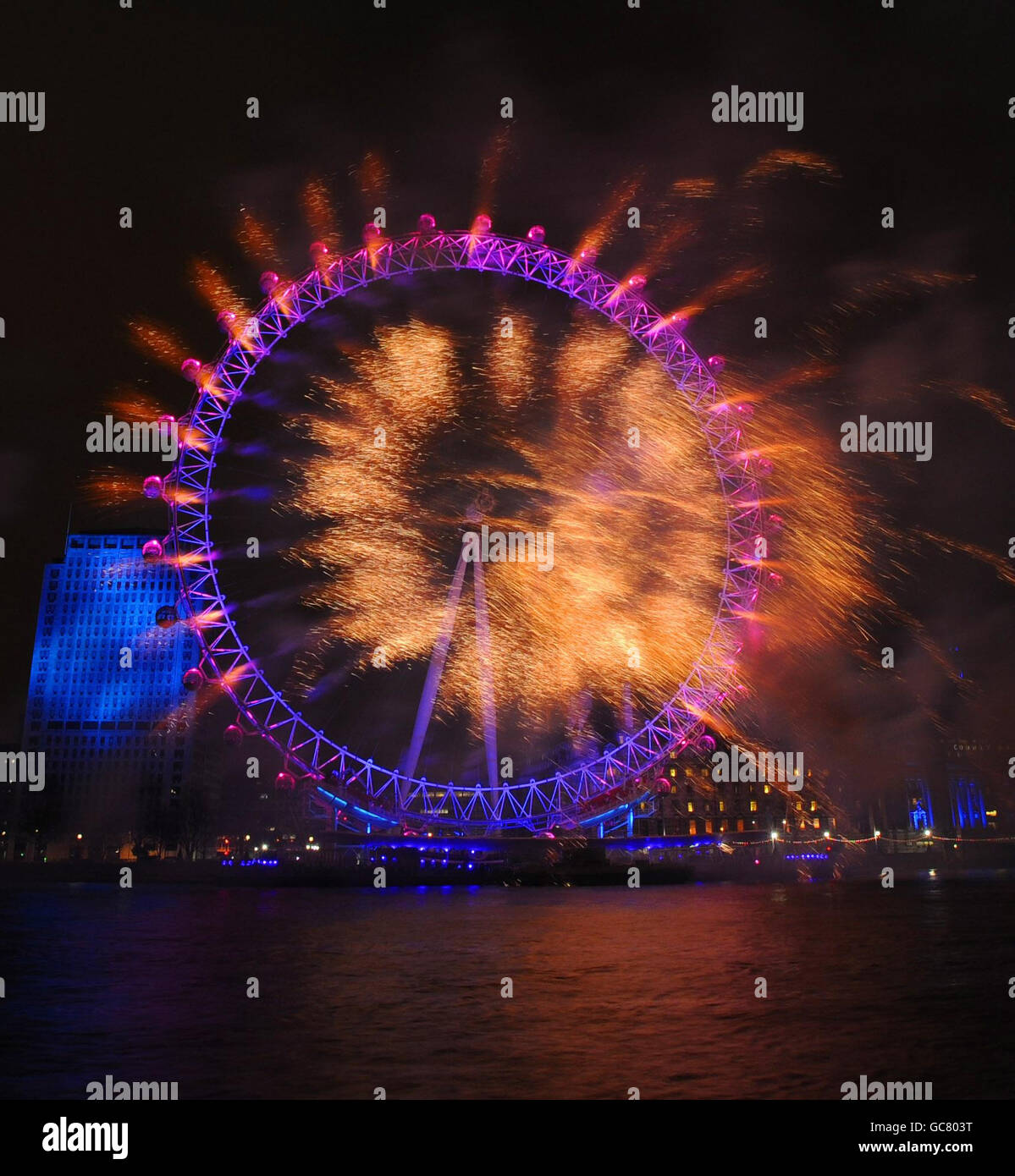 Fuochi d'artificio sul Tamigi a Londra per celebrare il nuovo anno. Foto Stock