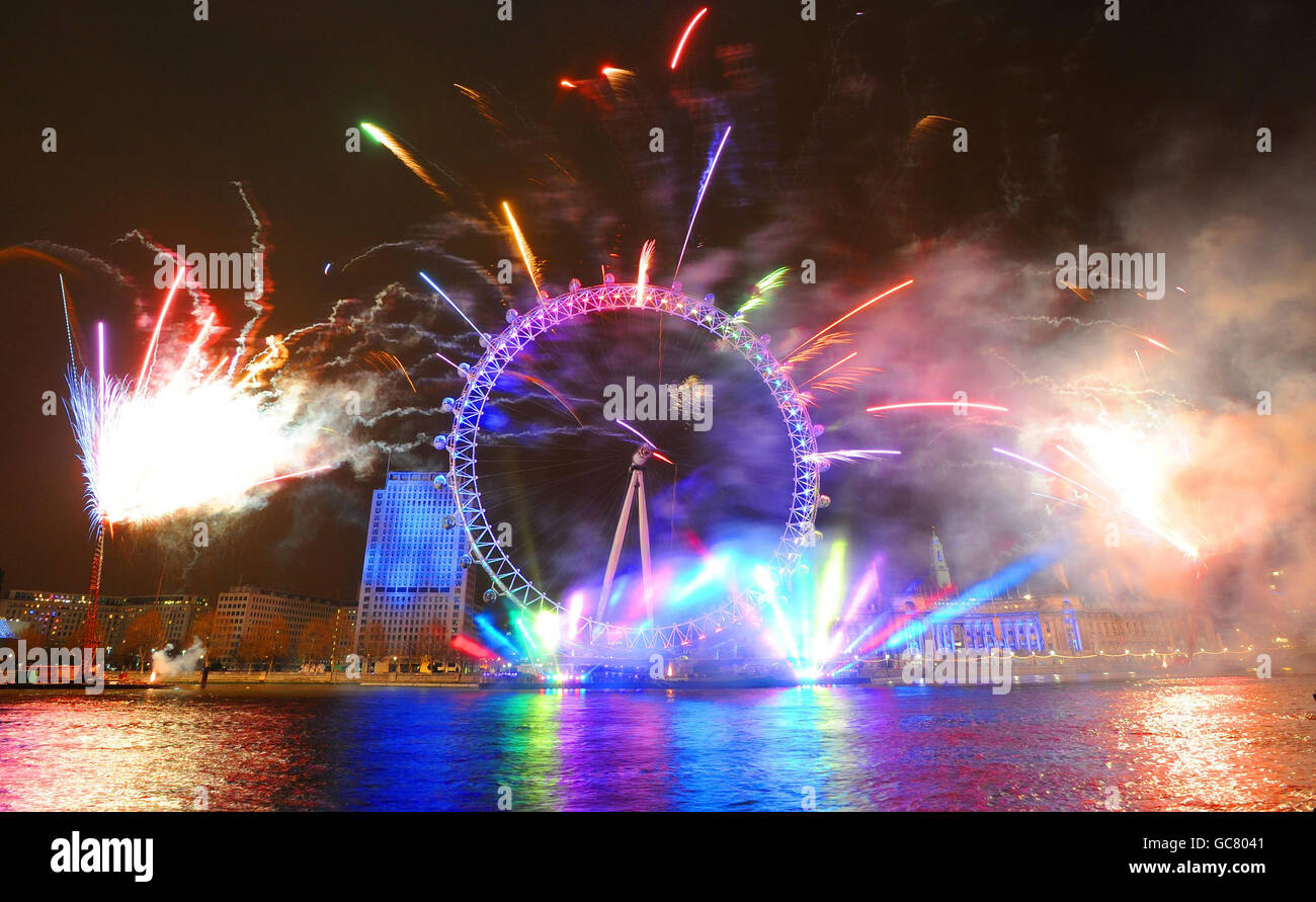 Fuochi d'artificio sul Tamigi a Londra per celebrare il nuovo anno. Foto Stock