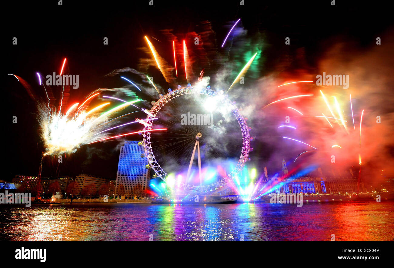 Costumi e Tradizioni - New Years Eve - Fuochi d'artificio - Fiume Tamigi - LONDRA Foto Stock