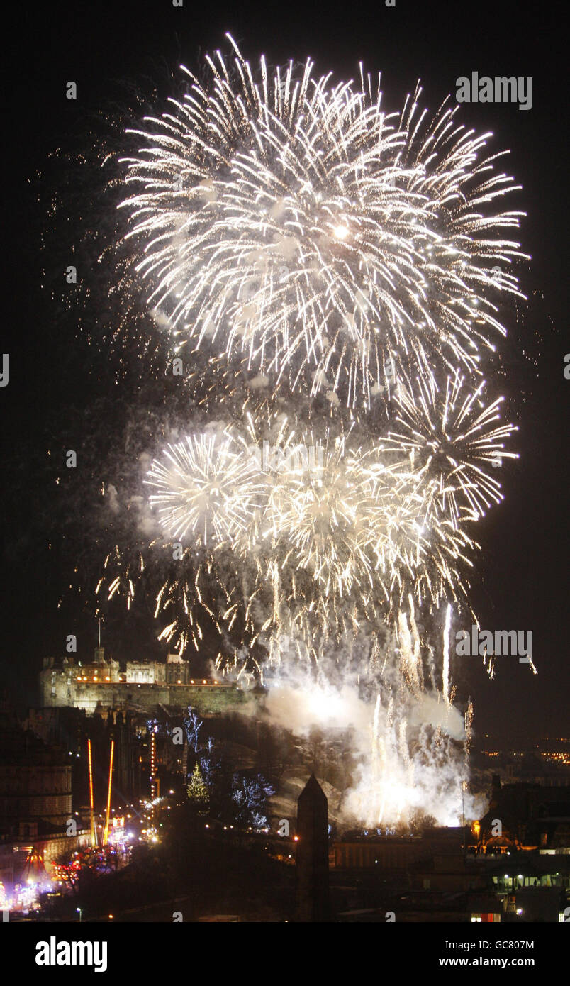 I fuochi d'artificio si spengono durante le celebratine di Hogmanay a Edimburgo. Foto Stock