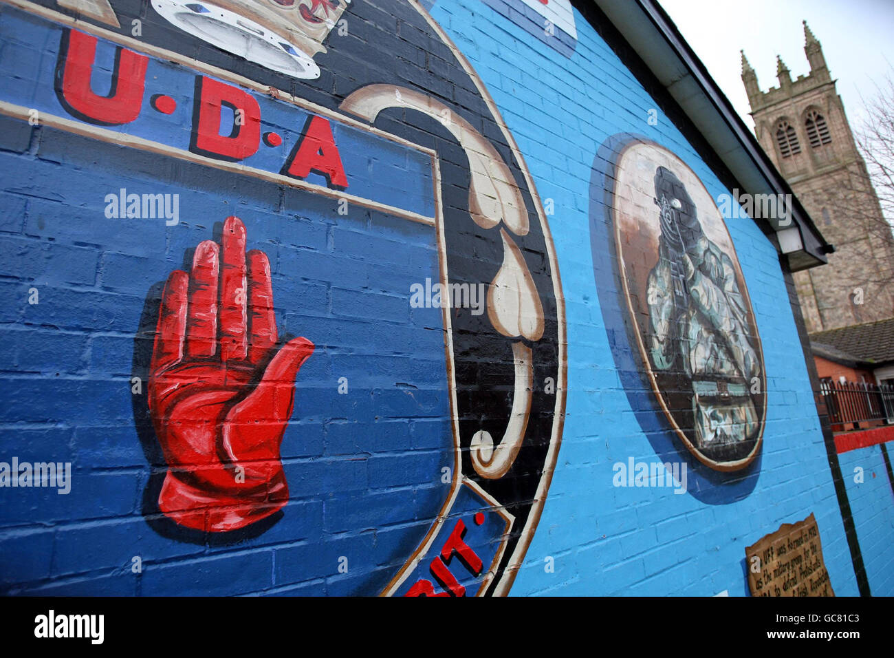 Un murale dell'UDA sulla strada di Newtownards a Belfast, come leader dell'Ulster Defense Association ha confermato di aver smantellato tutte le armi sotto il suo controllo. Foto Stock