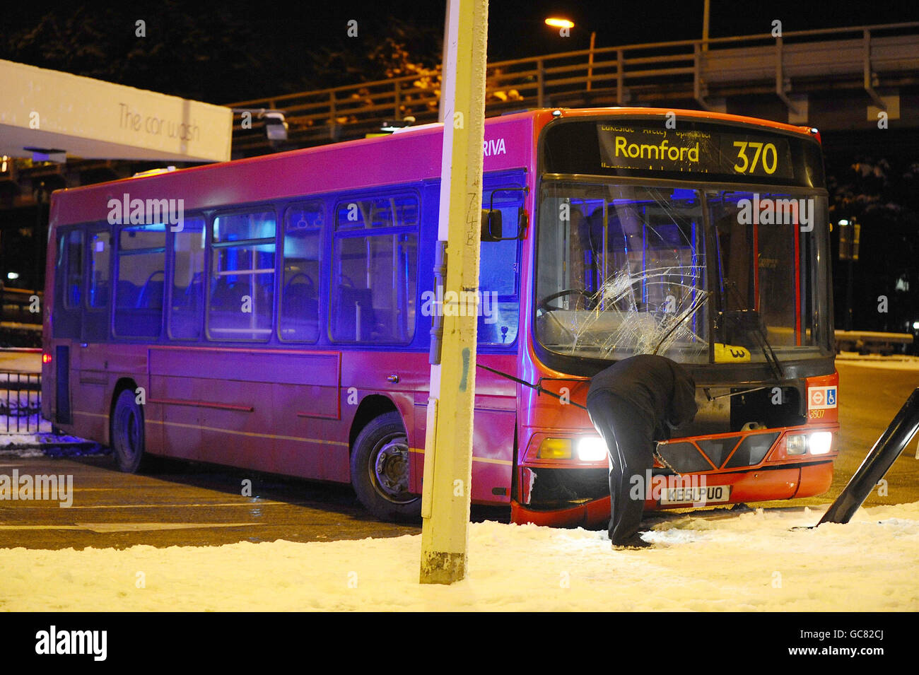 Un autobus a un solo ponte blocca l'ingresso alla rotonda di Gallows Corner a Gidea Park, Essex causato da strade ghiacciate dopo una giornata di neve pesante attraverso il Regno Unito. Foto Stock