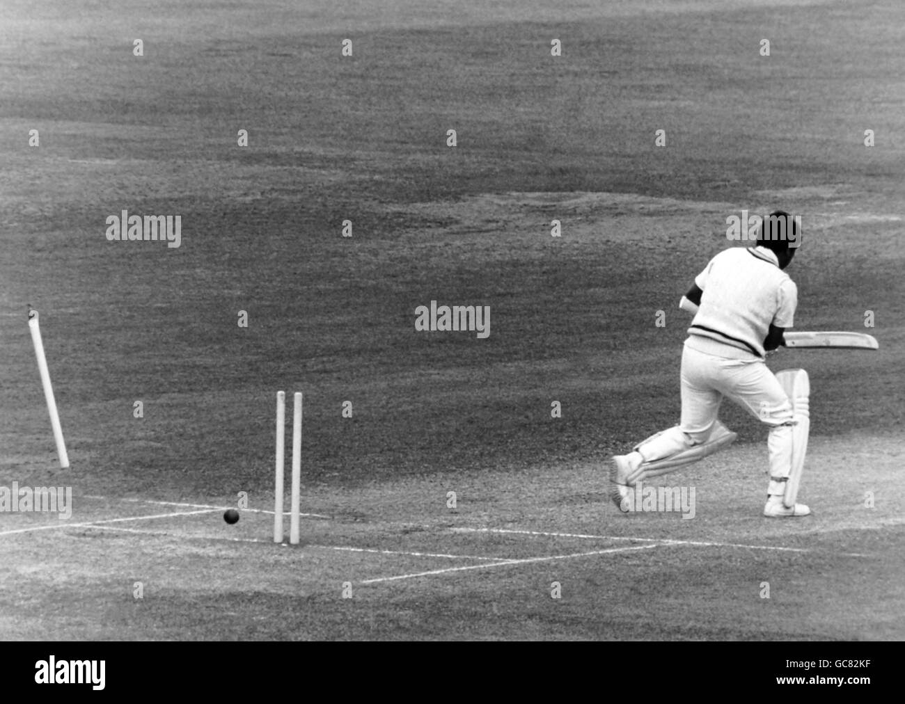 Cricket - Inghilterra / India - India in Isole britanniche 1982 (1° test) Venue Lord's Cricket Ground, St John's Wood. Gavaskar pulito bowled da Botham per 48, durante il terzo giorno dell'Inghilterra contro l'India, giubileo d'oro. Foto Stock