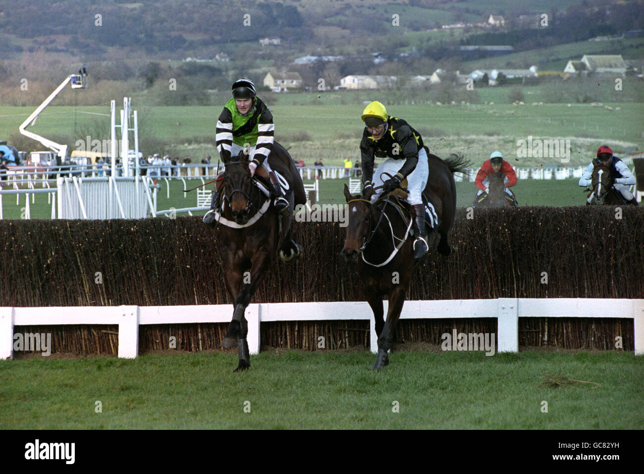 JODAMI CON MIKE DWYER IN ALTO (A SINISTRA) SALTA LA RECINZIONE FINALE ACCANTO AL SECONDO POSTO SFRENATO SELVAGGIO GUIDATO DA J.LOWER PER VINCERE LA GOLD CUP A CHELTENHAM. Foto Stock