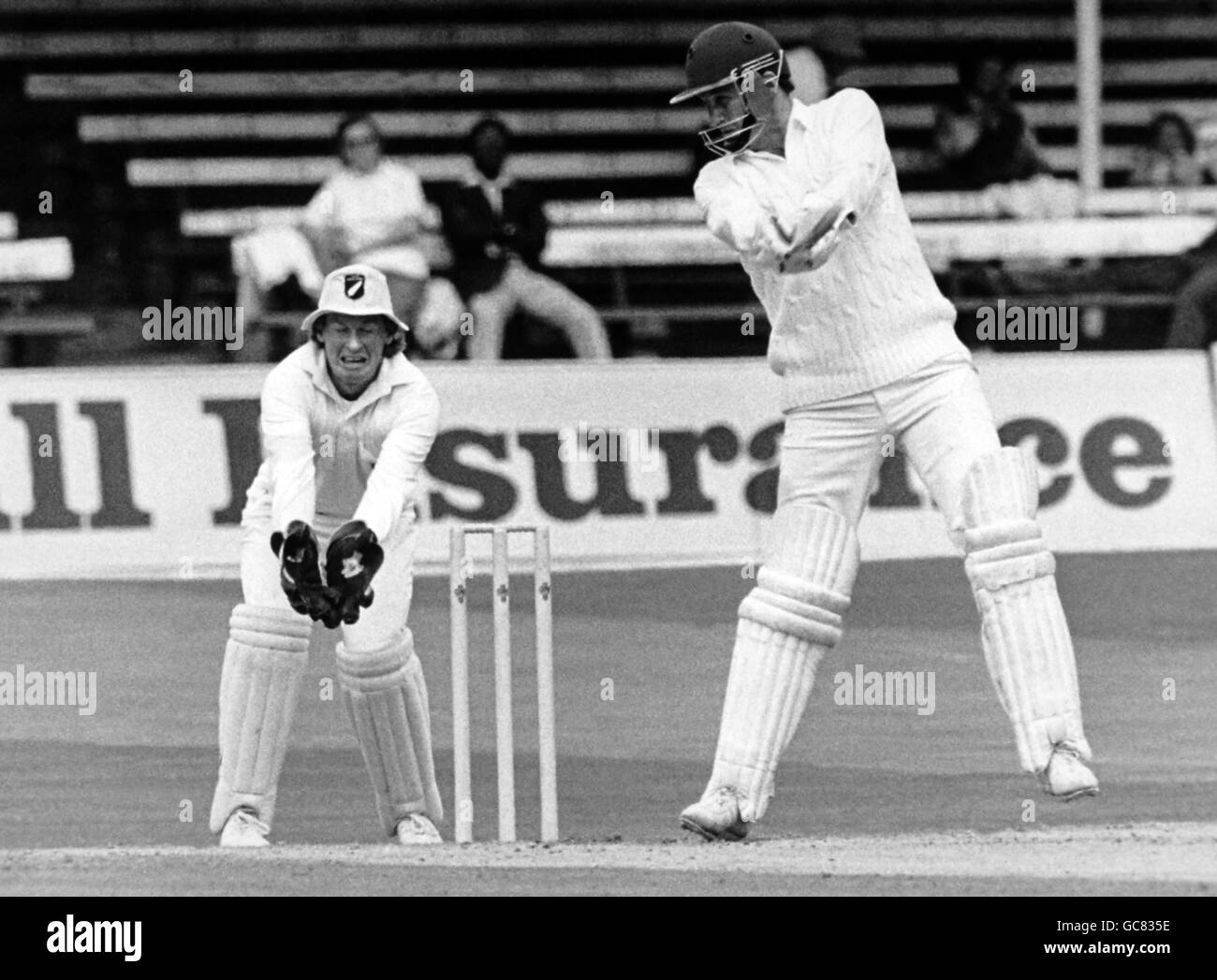 Cricket - Inghilterra / Nuova Zelanda Nuova Zelanda in Inghilterra 1986 (2nd Test) Venue Trent Bridge, Nottingham. John Emburey si è recato al suo punteggio più alto per la prova dell'Inghilterra, durante il loro secondo inning contro la Nuova Zelanda a Trent Bridge, Nottingham Foto Stock