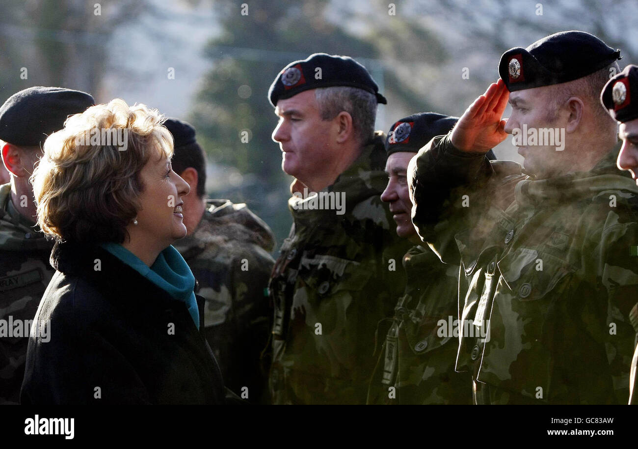 Il presidente Mary McAleese, comandante supremo delle forze di difesa, visita le truppe legate al Ciad del Battaglione di fanteria del 102 nel Glen of Imaal per vedere come si preparano durante il loro esercizio di preparazione alla Missione. Foto Stock