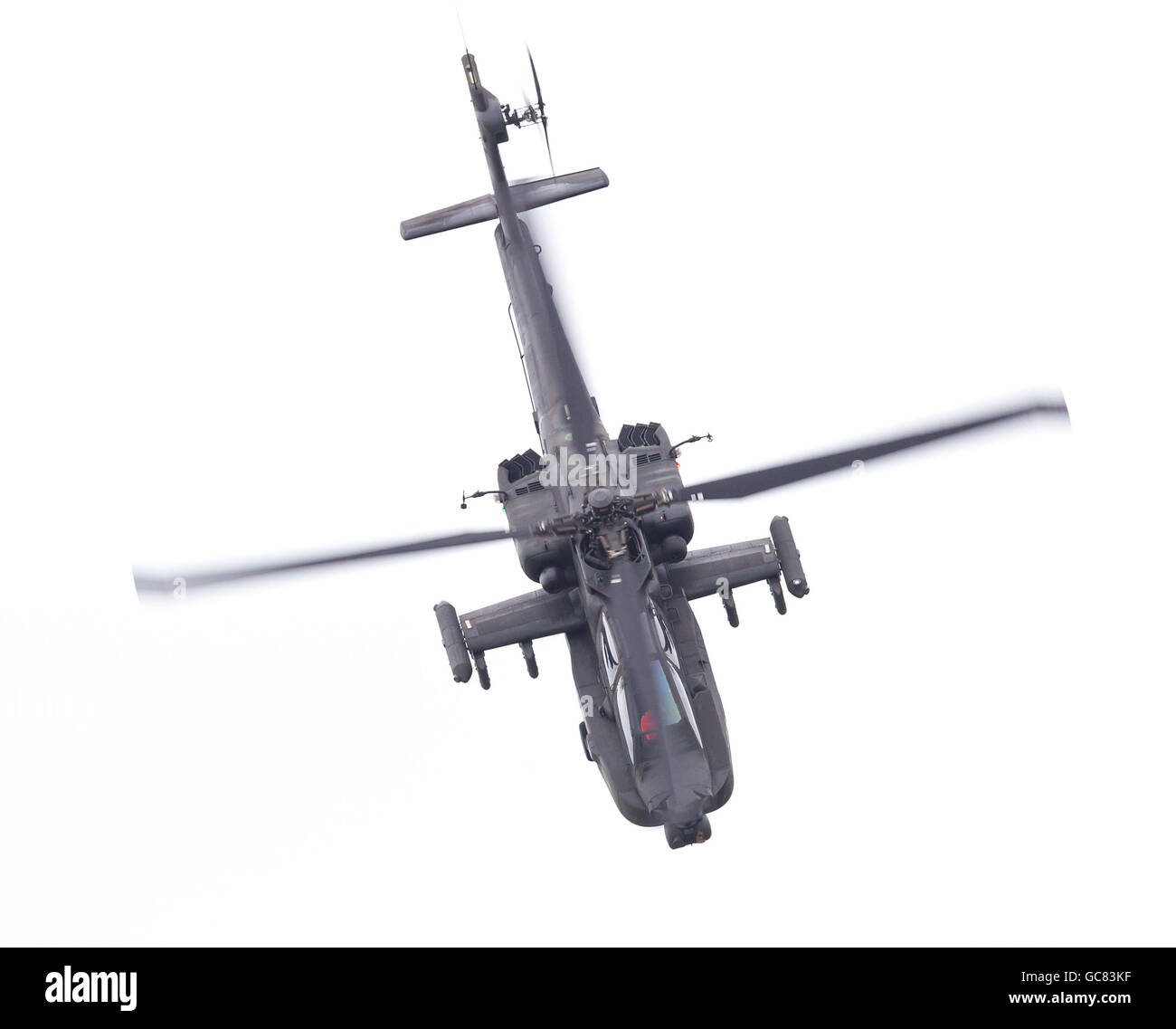 LEEUWARDEN, PAESI BASSI - giu 11, 2016: Boeing AH-64 attacco Apache elicottero volando una demo durante il Royal Netherlands Air Foto Stock