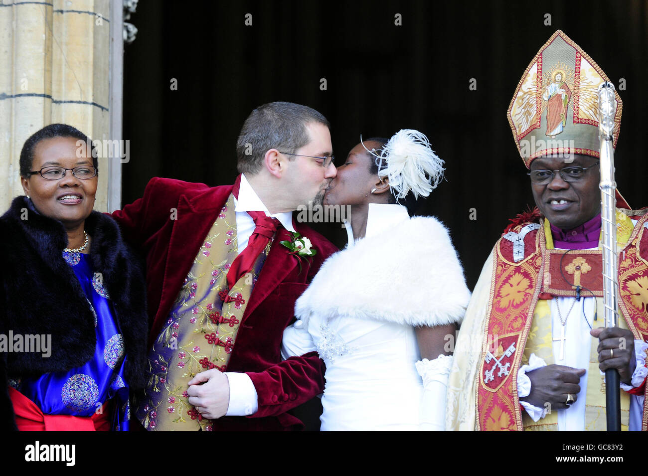 L'arcivescovo di York, la figlia del Dr John Sentamu, Grace, arriva a York Minster, indossando stivali Wellington mentre combatte contro gli elementi, per la sua cerimonia di nozze a Timothy Baverstock. Foto Stock