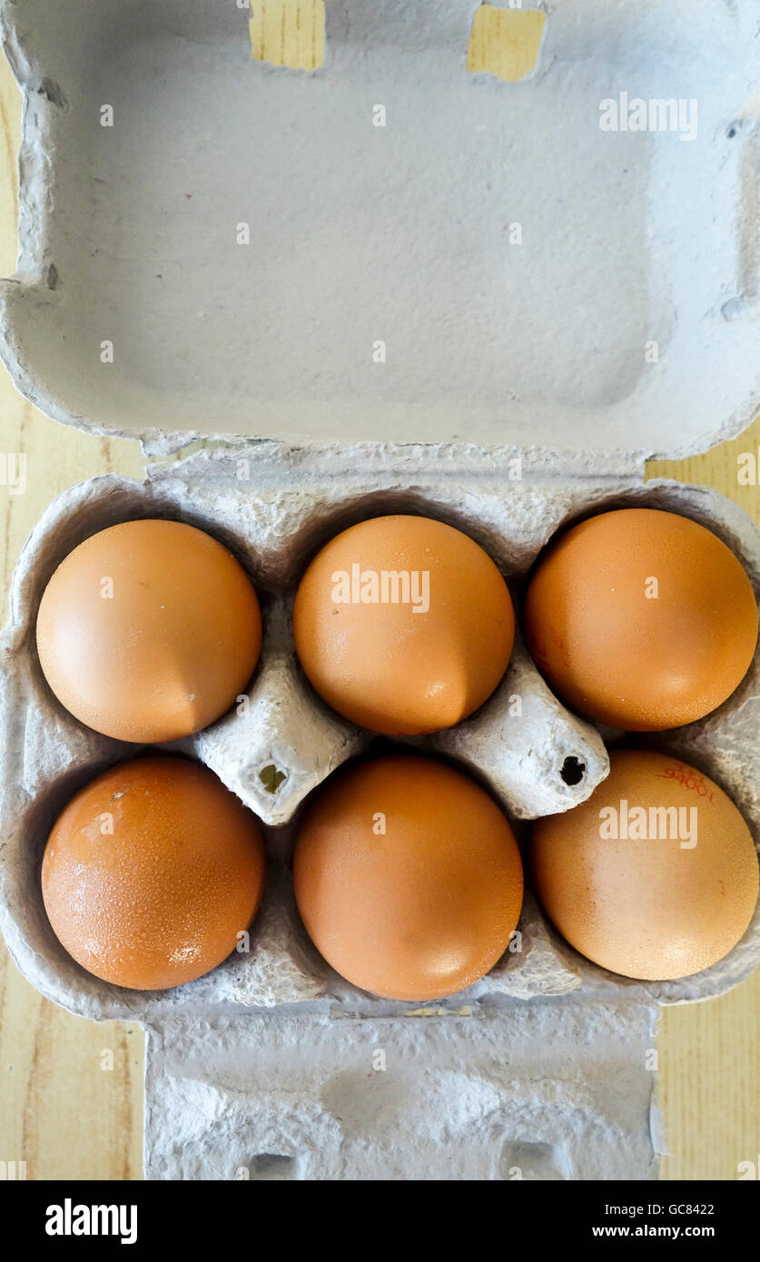 6 uova in vecchio stile di scatola di cartone Foto Stock