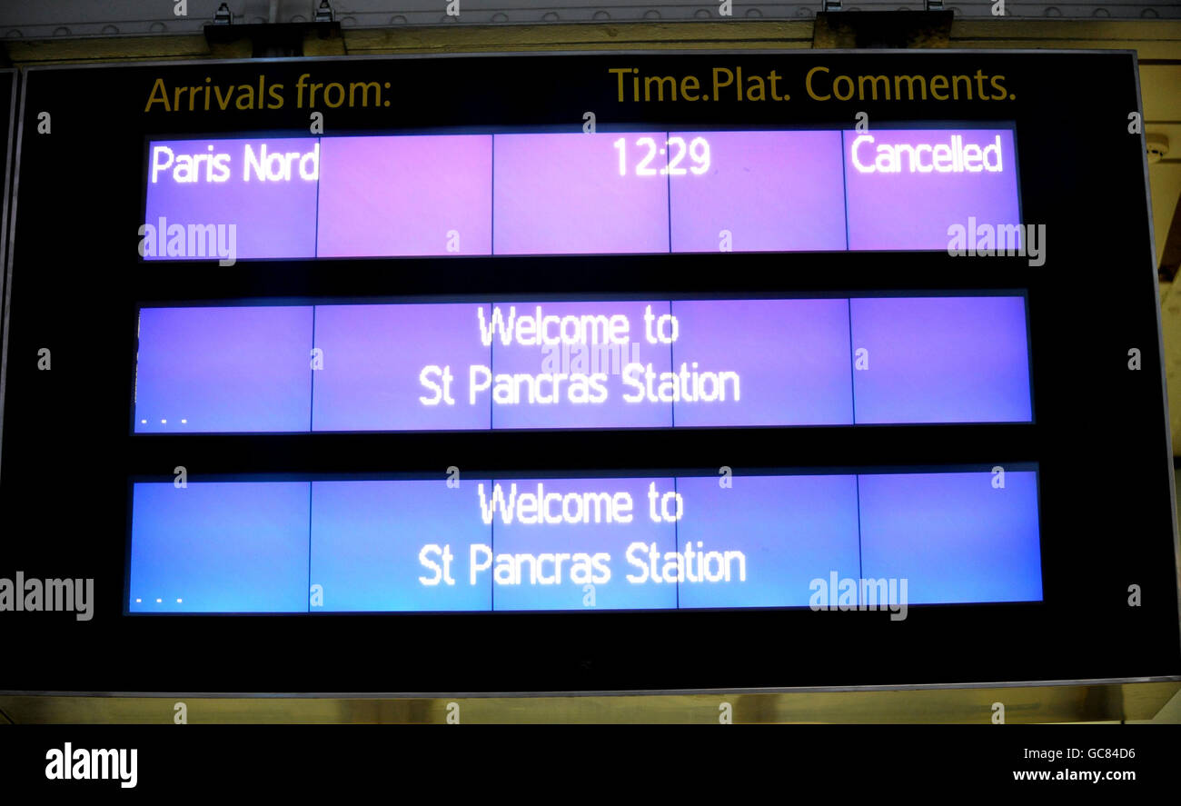 Una bacheca di informazioni sui treni che mostra gli orari di arrivo alla stazione St Pancras di Londra dopo massicci ritardi nei servizi Eurostar. Foto Stock