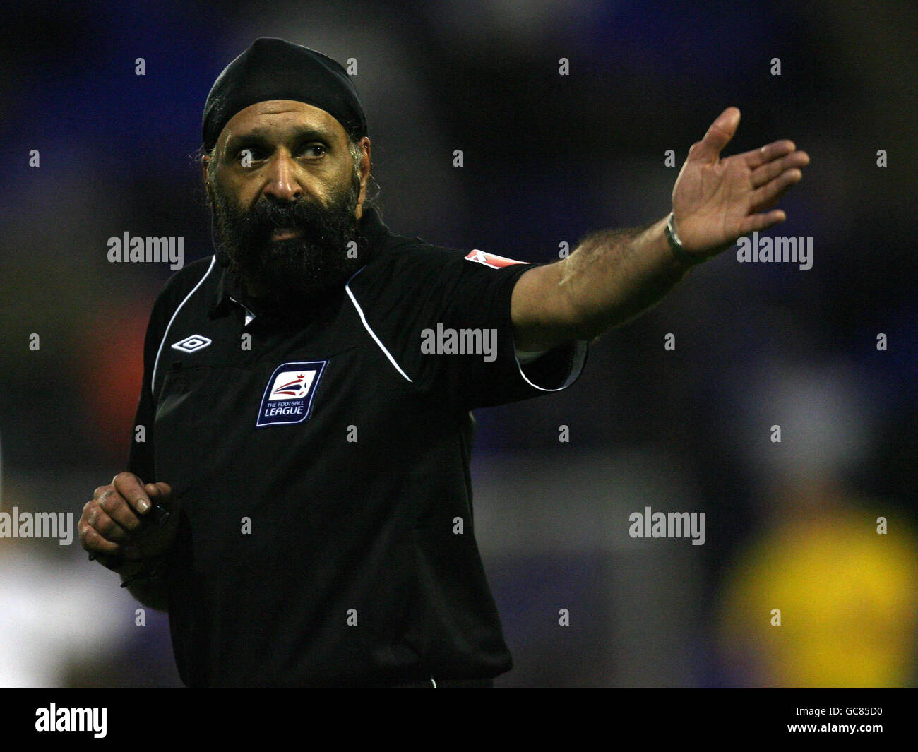 Arbitro J Singh durante la partita tra Tranmere Rovers e Bristol Rover durante la partita della Coca-Cola League One al Prenton Park, Birkenhead. Foto Stock