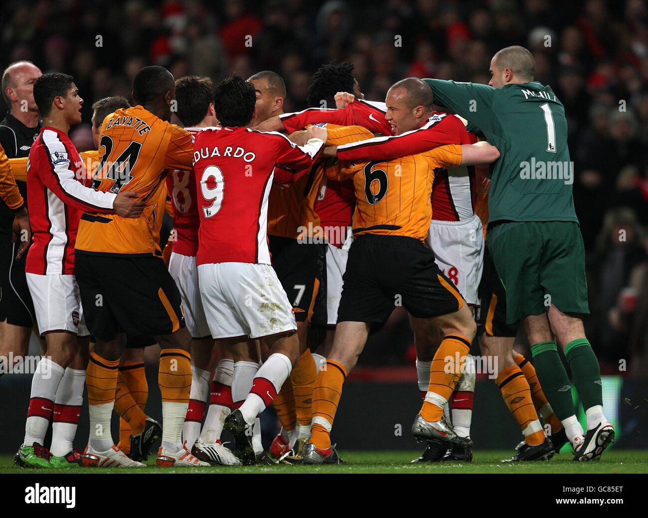 Una lotta tra i due gruppi di giocatori dopo l'Arsenal Samir Nasri colpisce Richard Garcia di Hull City Foto Stock