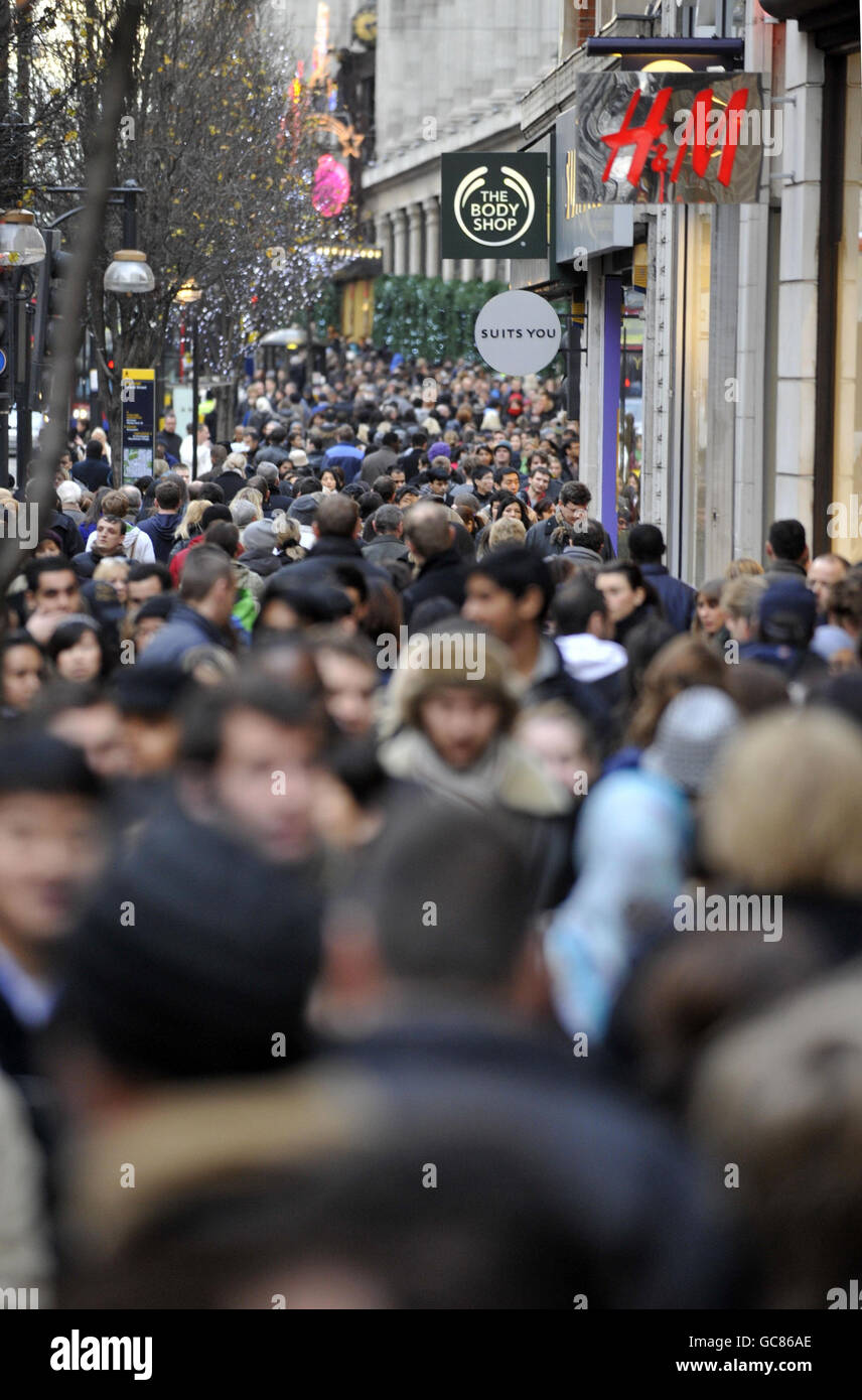 Gli acquirenti di Oxford Street, Londra, hanno aperto oggi le porte ai cacciatori di occasioni post-natalizie. Foto Stock