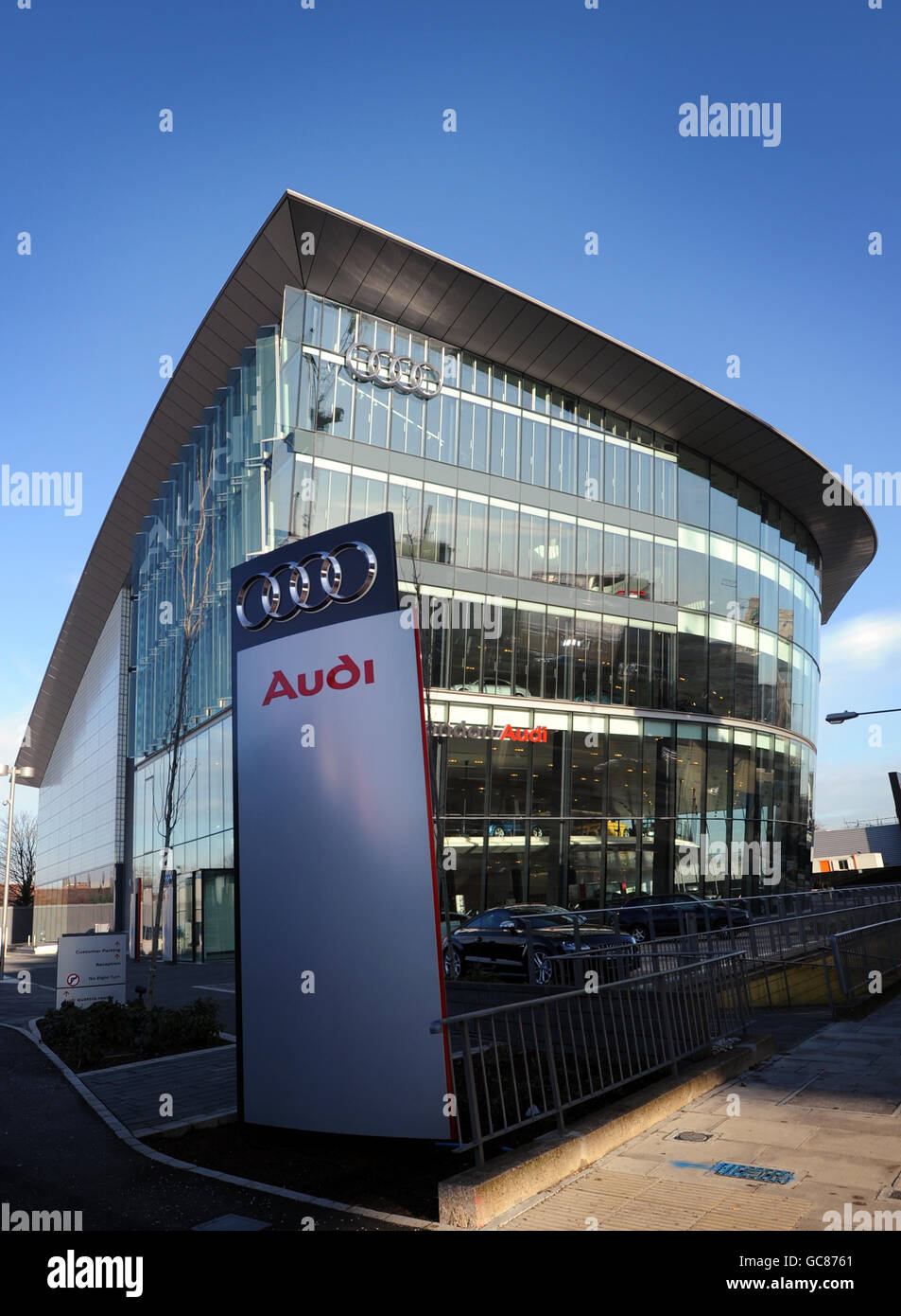 Scorte Audi. Una visione generale della concessionaria Audi di Londra occidentale, Brentford. Foto Stock
