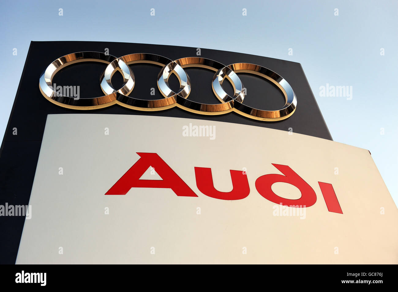 Una visione generale della concessionaria Audi West London, Brentford. Foto Stock