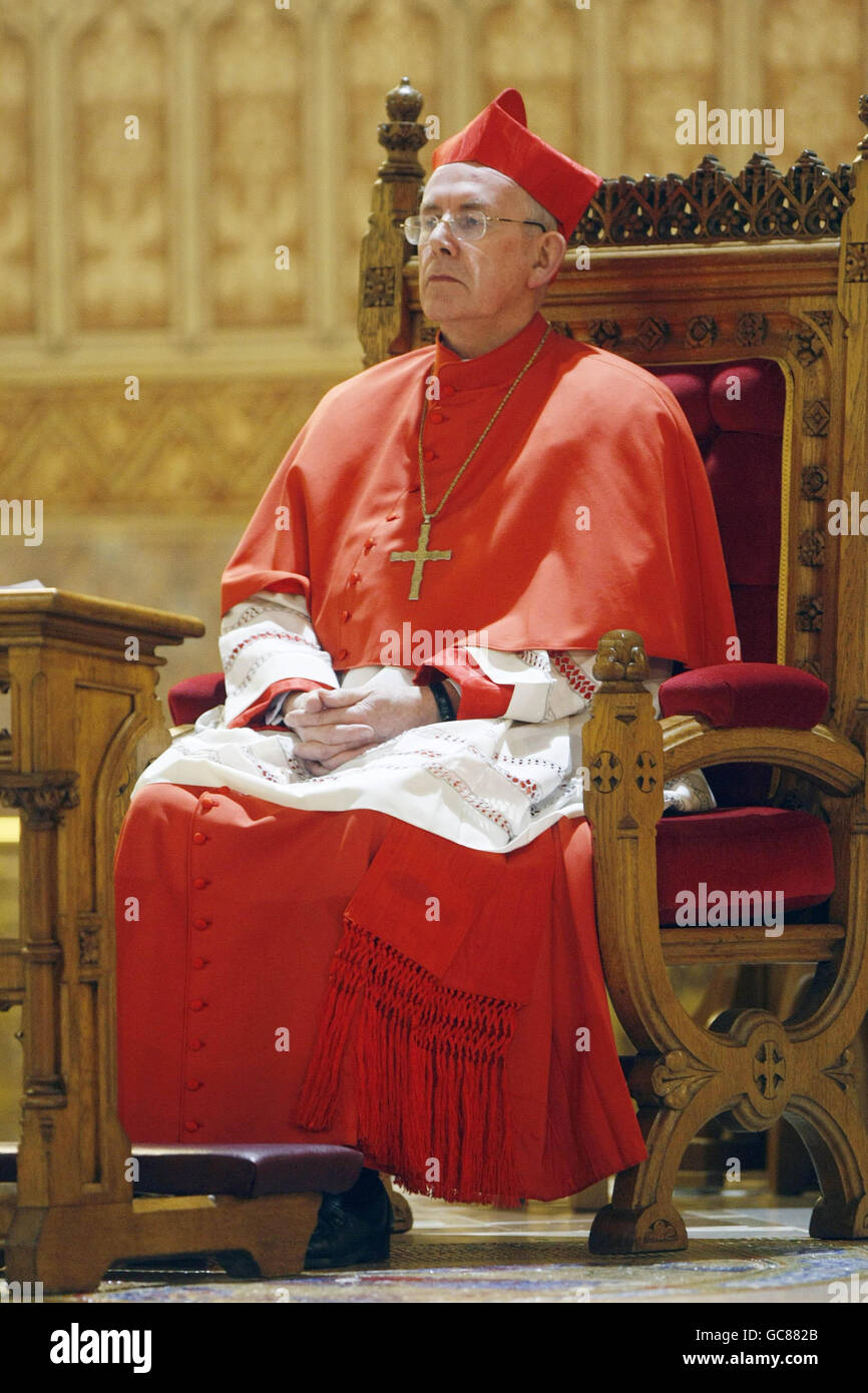 Il Cardinale Sean Brady Primate Cattolico di tutta l'Irlanda durante un servizio per il Cardinale Cathal Daly nella Cattedrale di San Patrizio ad Armagh, dove giace in stato prima della messa funeraria di martedì. Foto Stock