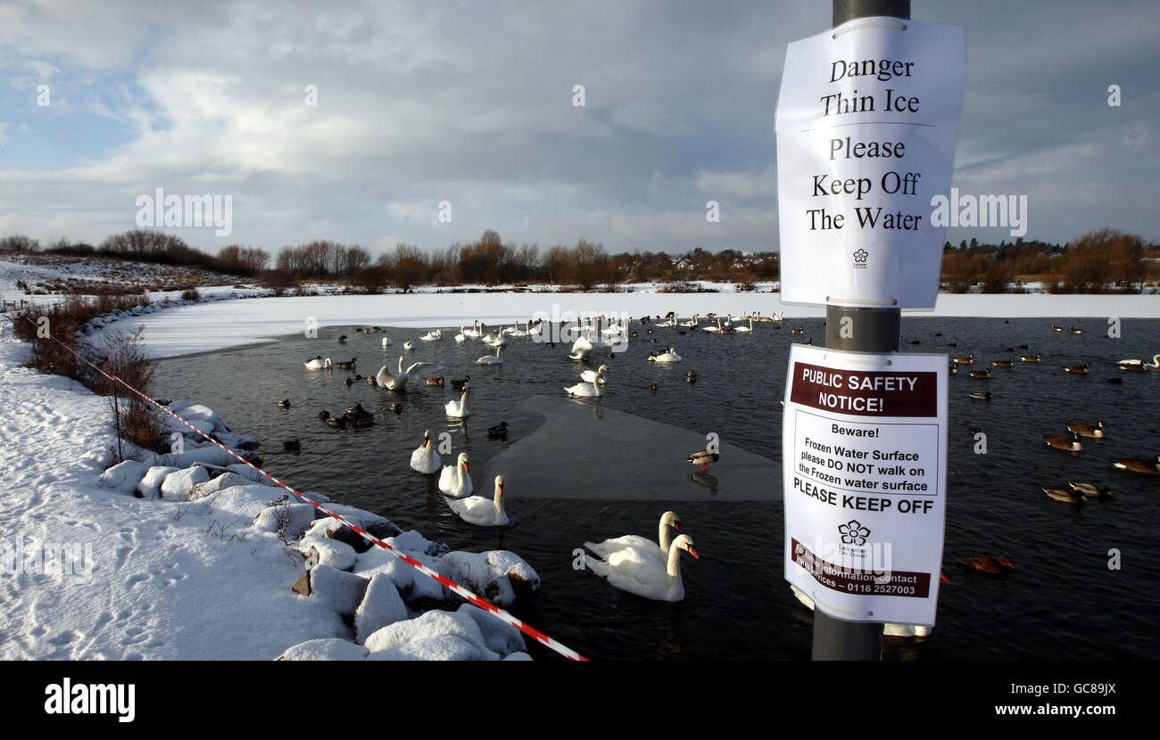 Una visione generale di un cartello eretto sulla scena nel Watermead Country Park a Thurmaston, Leicester, dove due fratelli sono morti la notte scorsa dopo essere caduti attraverso un lago ghiacciato. Foto Stock