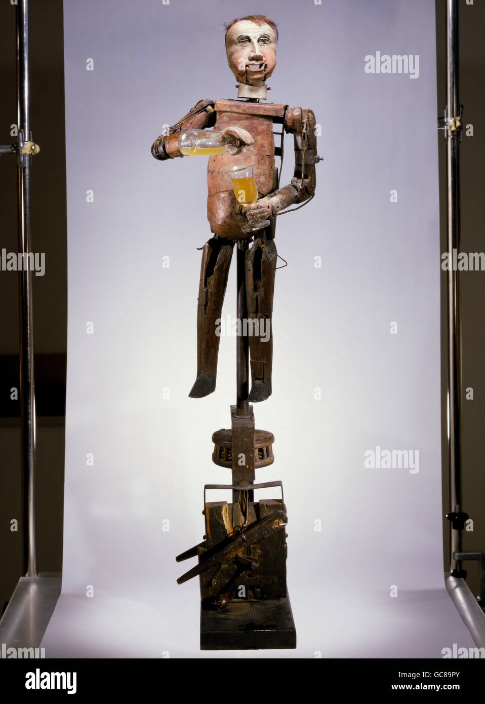 teatro, teatro dei marionette, teatro meccanico, figura, 'Alter Wiener Kellner' (vecchio cameriere di Vienna), da 'Mechanisches Kunsttheater' (teatro artistico meccanico) di Christian Josef TschuggMall (1785 - 1845), legno, metallo, Tirolo, Austria, 1820, museo della città di Monaco, museo del teatro dei marionette, diritti aggiuntivi-clearences-non disponibili Foto Stock