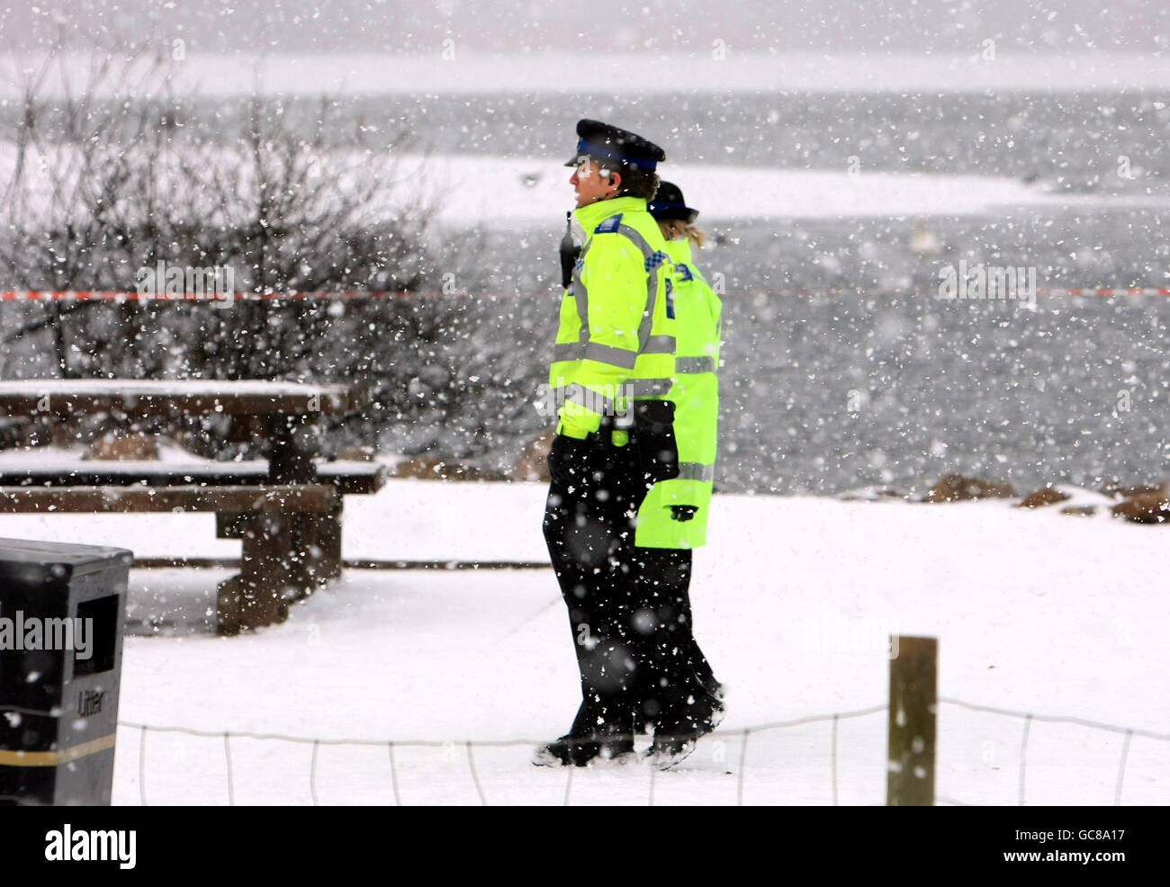 Polizia sul posto nel Watermead Country Park di Thurmaston, Leicester, dove due fratelli sono morti la notte scorsa dopo essere caduti in un lago ghiacciato. Foto Stock