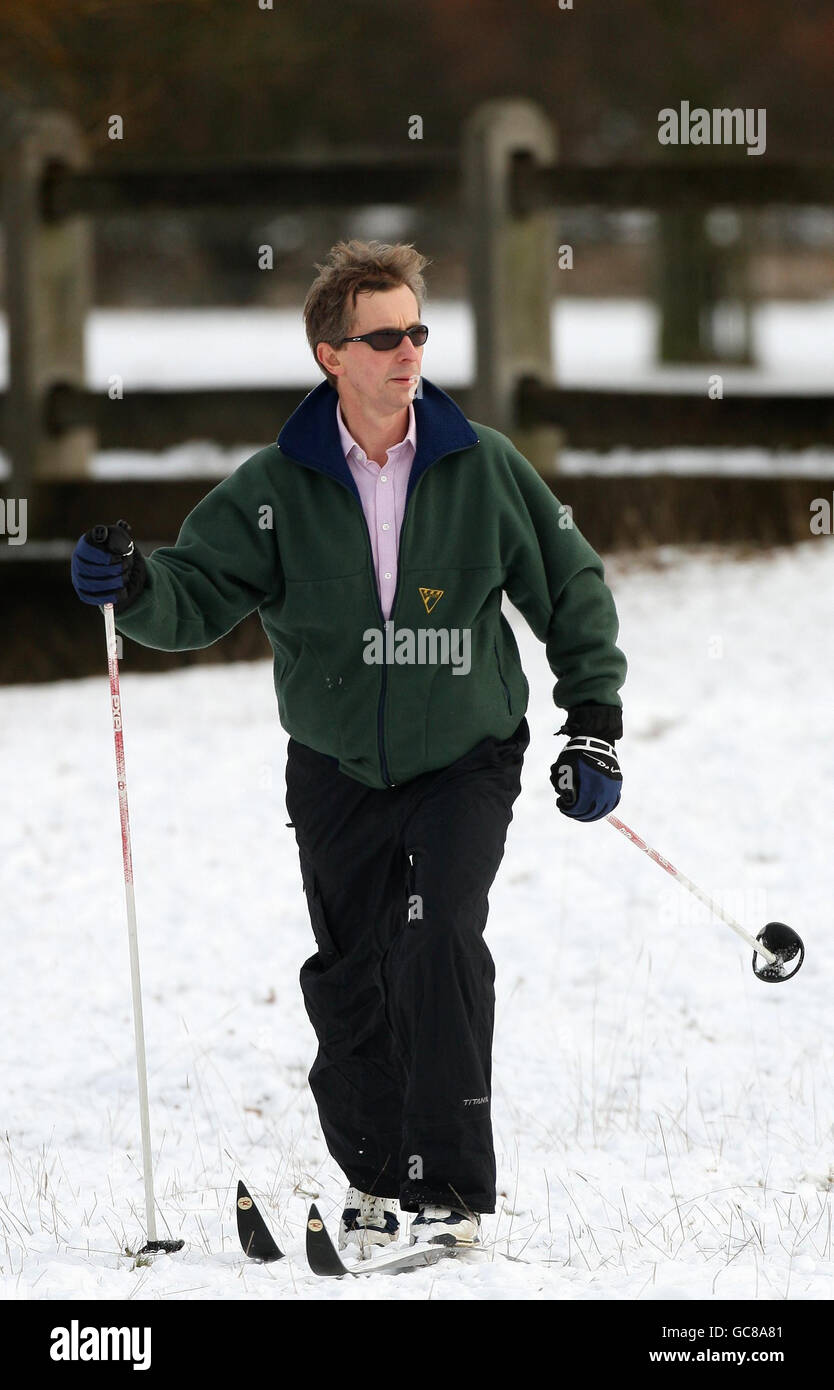 Un uomo scivolerà attraverso la neve a Richmond Park, Surrey, come il clima freddo continua a influenzare la maggior parte del Regno Unito. Foto Stock