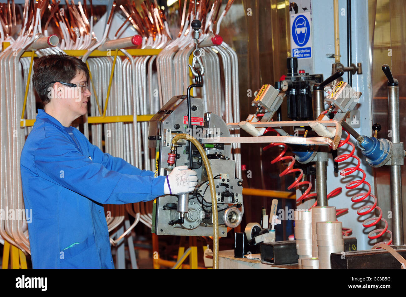Una visione generale di un lavoratore all'interno dello stabilimento di produzione di componenti ATB Morley di Leeds. Foto Stock