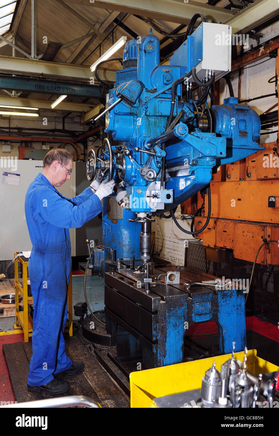 Una visione generale di un lavoratore all'interno dello stabilimento di produzione di componenti ATB Morley di Leeds. Foto Stock