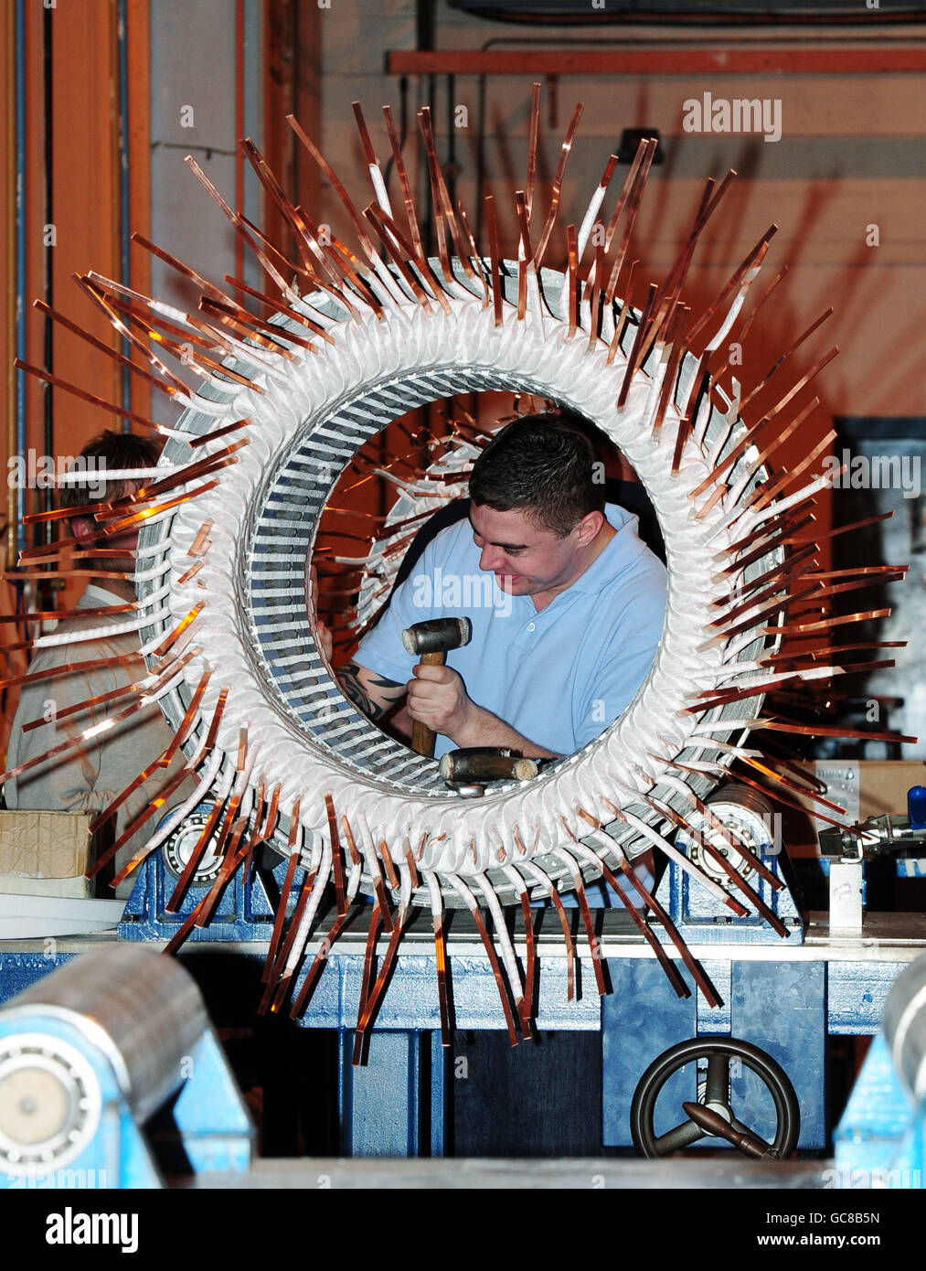 Una visione generale di un lavoratore all'interno dello stabilimento di produzione di componenti ATB Morley di Leeds. Foto Stock