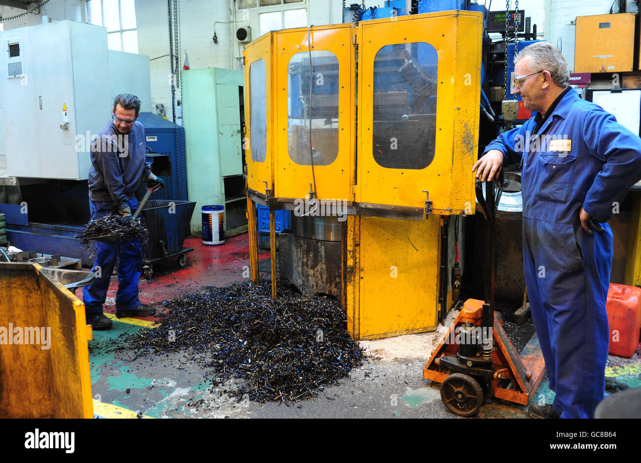 ATB Morley vince il premio Queen's. Una visione generale di un lavoratore all'interno dello stabilimento di produzione di componenti ATB Morley a Leeds. Foto Stock