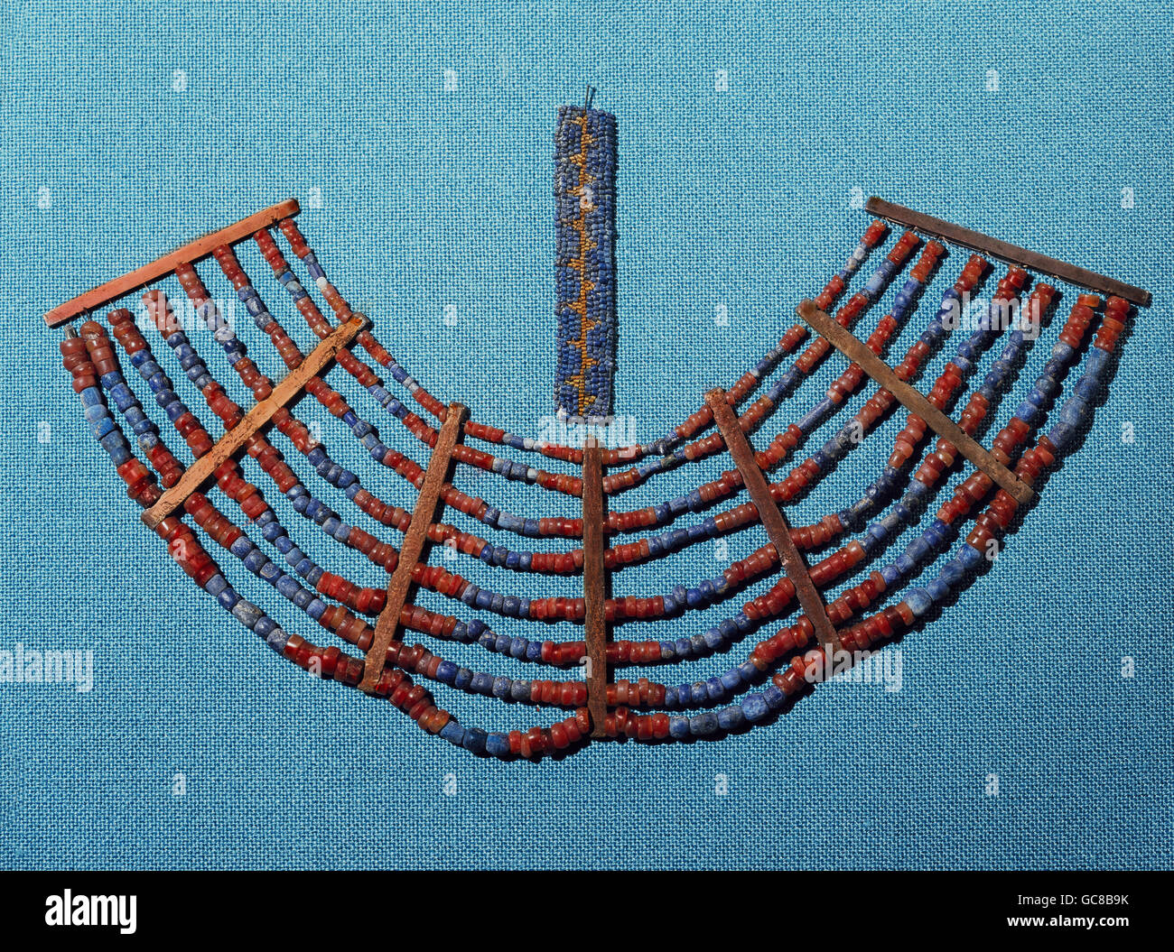 Belle arti, mondo antico, sumerico, gioielli, collana da Agrab, argento, lapislazzuli e corniola, bracciale da Eshnunna, oro e lapislazzuli, circa 2680 - 2450 BC, Iraqi National Museum, Bagdad, Foto Stock