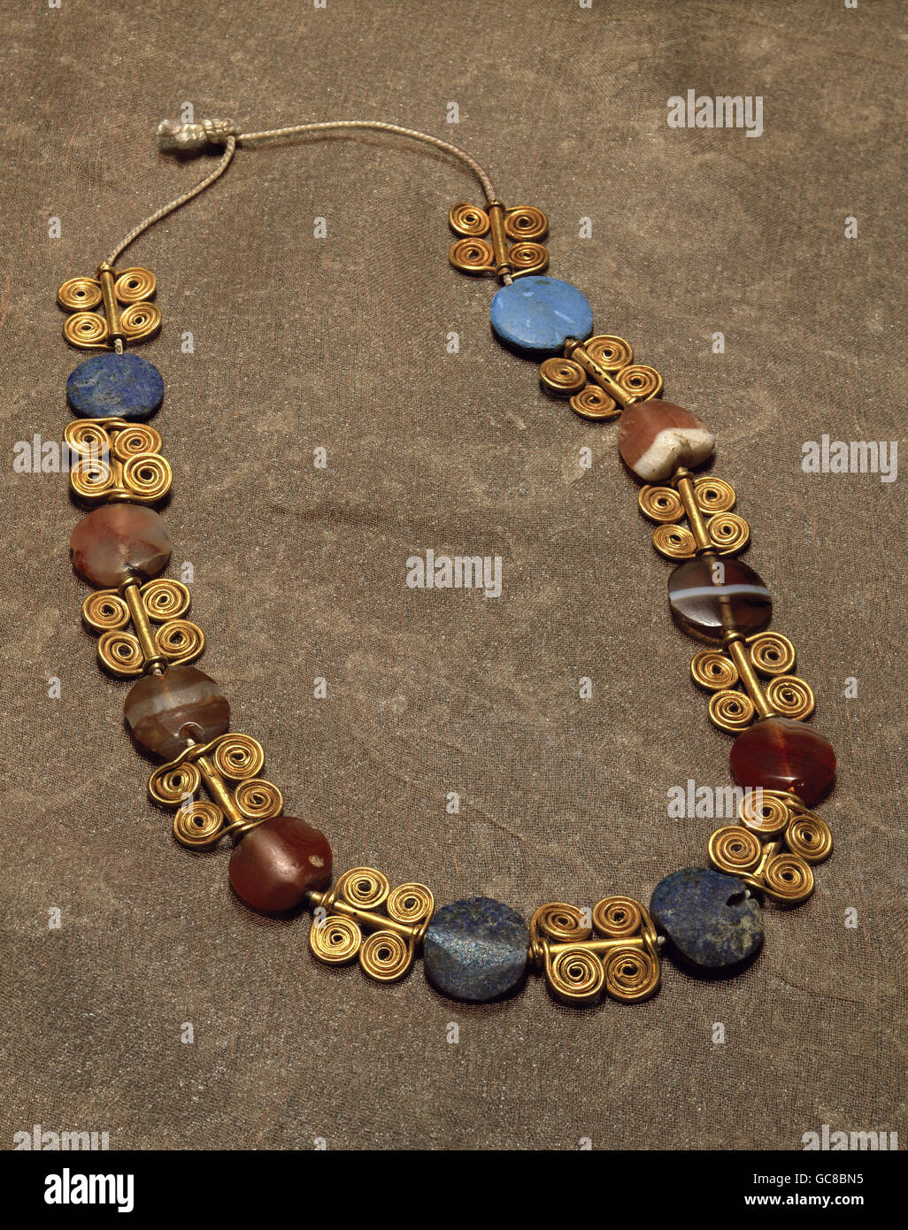 Belle arti, mondo antico, sumerico, gioielli, collana in oro e pietre  preziose, Mari, 14th/XIII secolo BC, Aleppo museo nazionale Foto stock -  Alamy