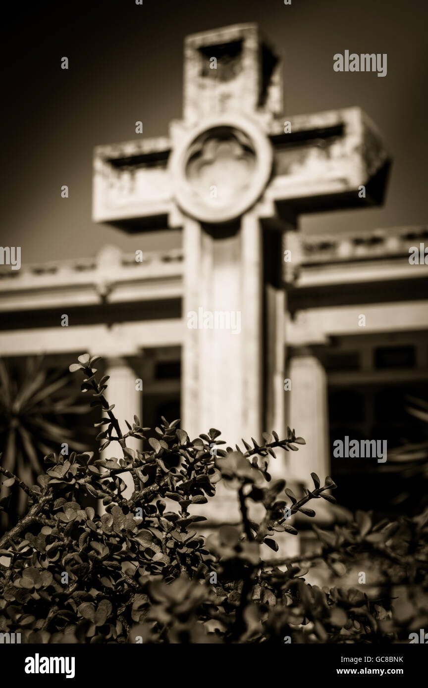 Una croce cristiana al di fuori della messa a fuoco nel cimitero di valencia, Spagna. Foto Stock