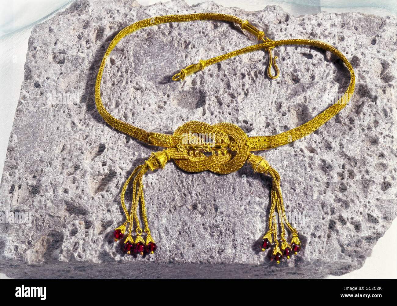 Belle arti, mondo antico, Grecia, gioielli, collana con Hercules knot, oro,  soffitta, 4th/III secolo A.C. collezione privata Foto stock - Alamy