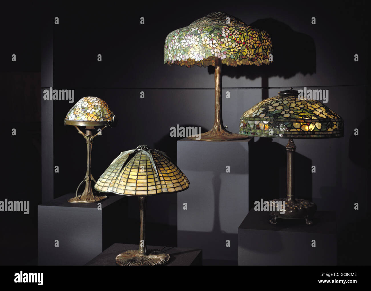 Belle arti, lampade, quattro lampade da tavolo, Art Nouveau, da sinistra a destra: 1.: altezza 55 cm, diametro 26,2 cm, attribuito a A. Florquin, 2.: Spider lampada, da Louis Comfort Tiffany, altezza 47,2 cm, diametro 38 cm, 3.: altezza 76 cm, diametro 63,5 cm, 4.: Sanguinello- Foto Stock