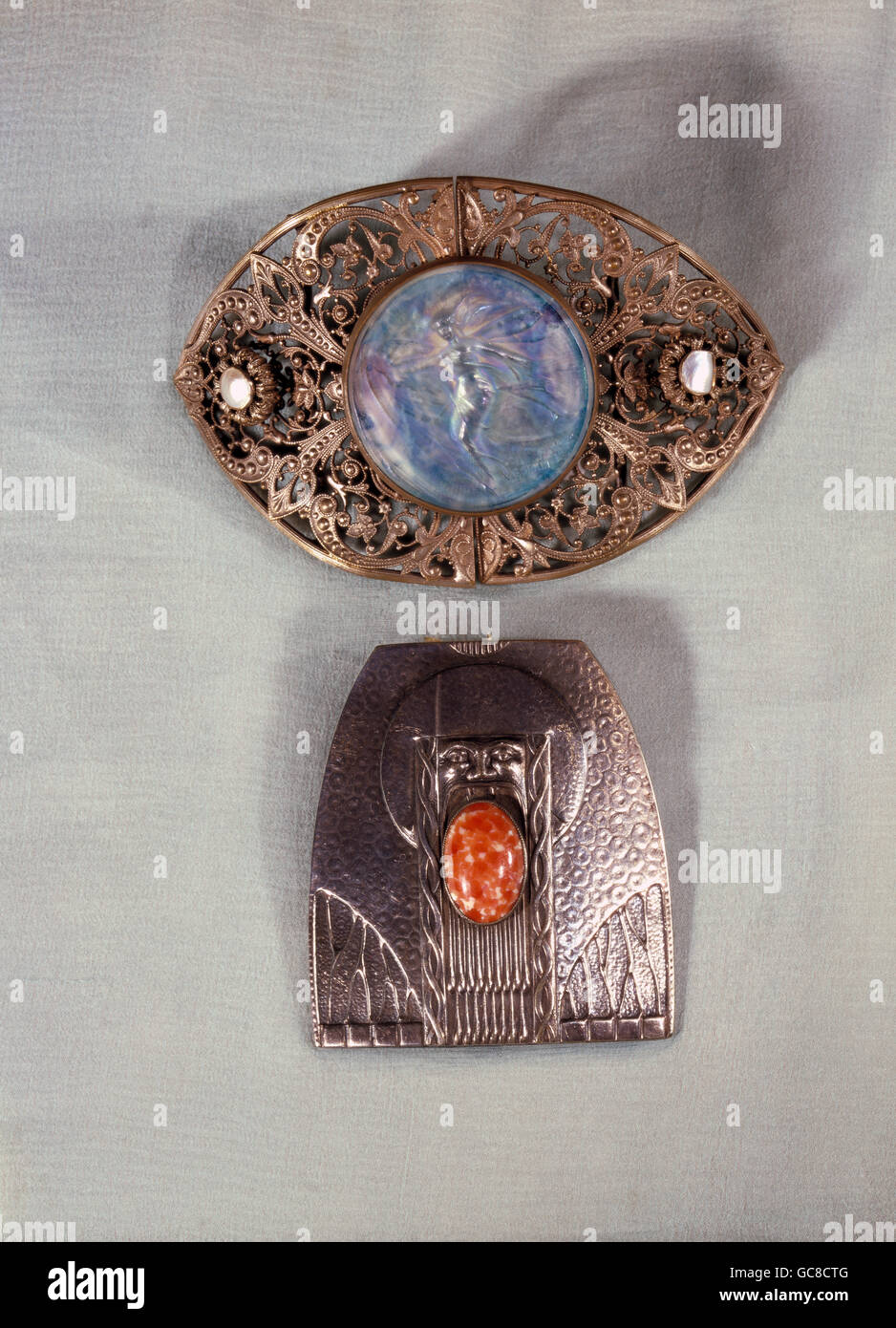 Gioielli, due fibbie a cintura, sopra: Di Georg Stana, argento, nacre,  vetro, 7.6 cm x 12 cm, circa 1900, sotto: Olbrich (1867 - 1908), metallo  bianco, sbattuto, pietra agata, altezza 7.2 cm,