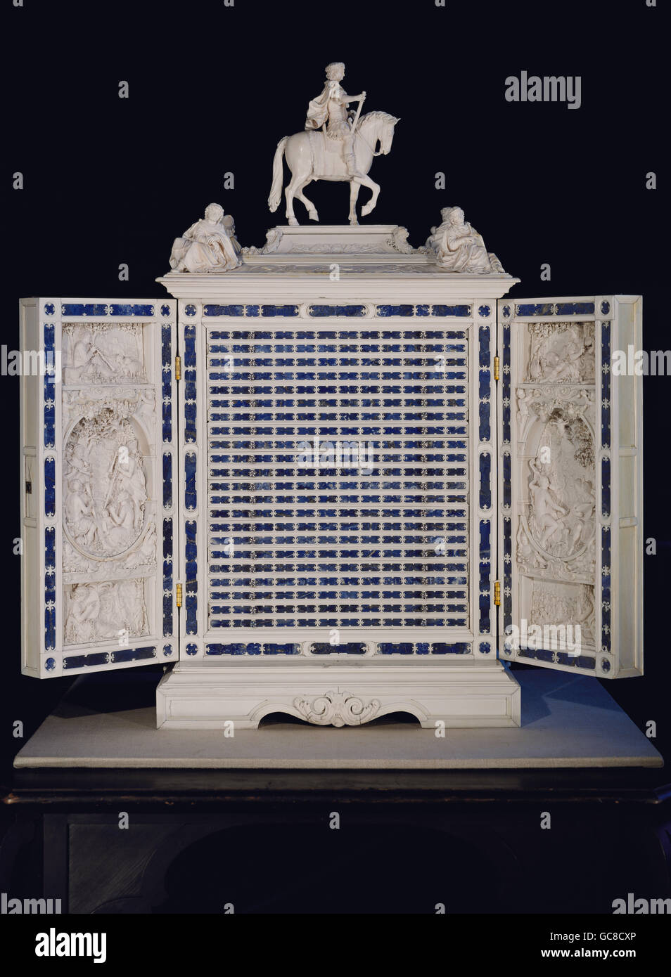 Belle arti, armadio di Christof Angermair, per la raccolta di monete del principe elettore Massimiliano I di Baviera, avorio, lapislazzuli, bronzo, 85 cm x 44,5 cm x 35 cm, Monaco, 1618 - 1624, Museo Nazionale Bavarese, Monaco di Baviera, Foto Stock