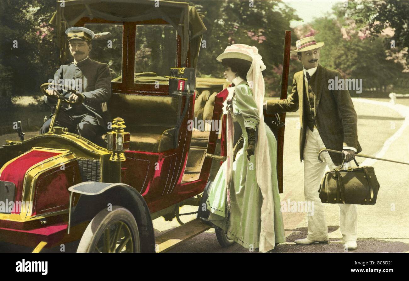 Trasporto / trasporto, auto, veicoli varianti, Renault, prospera coppia salendo in un'auto con autista, cartolina colorata, Francia, circa 1907, diritti aggiuntivi-clearences-non disponibile Foto Stock
