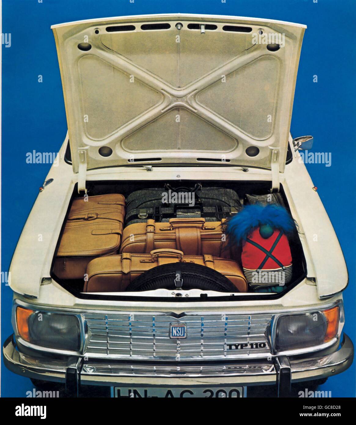 Trasporto / trasporto,auto,varianti di veicoli,NSU,bagagliaio della NSU 110,auto sportiva con 53 cavalli,cilindrata 1085 centimetri cubici,realizzato da: NSU Company Neckarsulm,Germania,1965,spazioso,grande,valigie,valigie,spazio di deposito,viaggio,partenza,limousine con due porte,quattro posti,quattro posti,auto-claters,auto-anteriore,auto-aperto,auto-60s,auto-auto-vano,auto,auto-anteriore,auto-auto,auto-auto-auto,auto-apertura,auto-vano-posteriore,auto,auto,auto-auto,auto,auto-auto-60s,auto,auto-auto,auto-auto,auto-anteriore,auto-apertura,auto,auto-auto,auto-auto-auto,auto-vano-auto,auto,auto,auto,auto,auto,auto Foto Stock