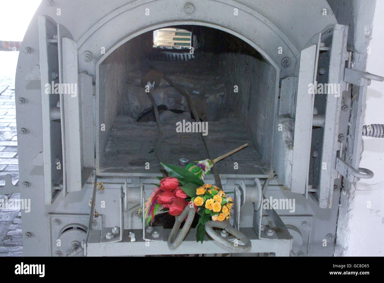 luogo commemorativo, crematorio nell'ex campo di concentramento di Ravensbrueck, inceneritore, fiori di visitatori ed ex prigionieri, memoriale del campo di concentramento, monumento commemorativo, simbolo, simboli, olocausto, sterminio degli ebrei, in, Reich tedesco, terzo Reich, genocidio, genocidi, genocidio, crimine del socialismo nazionale, campo di concentramento, campi di concentramento, Germania, luogo commemorativo, luoghi commemorativi, luoghi commemorativi, luoghi commemorativi, Crematorio, crematorio, crematorio, simbolico, simbolico, simbolico, fiorito, fiorito, storico, storico, Ravensbruck, Ravensbrück, inceneritori, diritti aggiuntivi-clearences-non disponibile Foto Stock