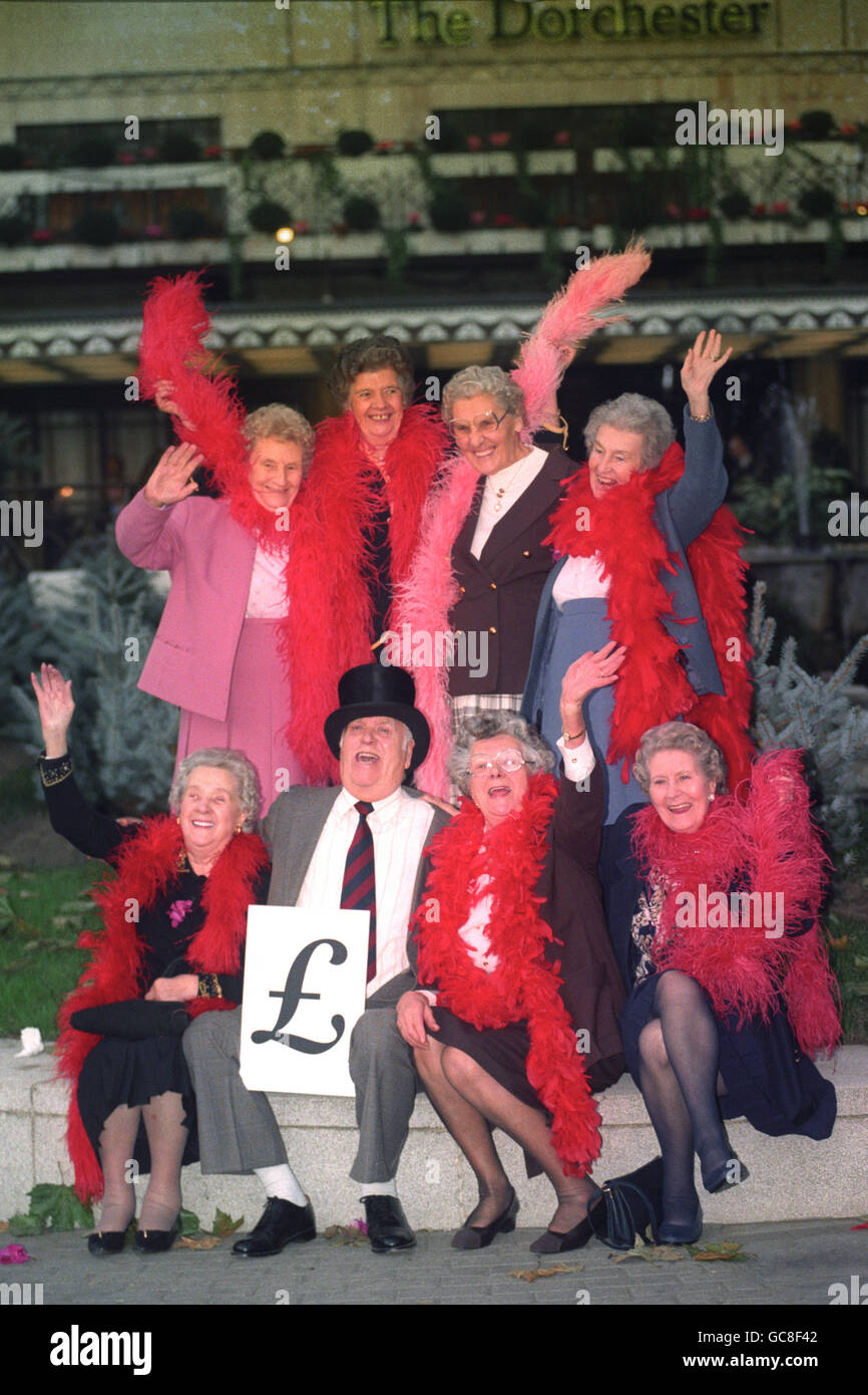 Lotteria nazionale - i pensionati" Syndicate celebrare la vincita al lotto - Londra Foto Stock