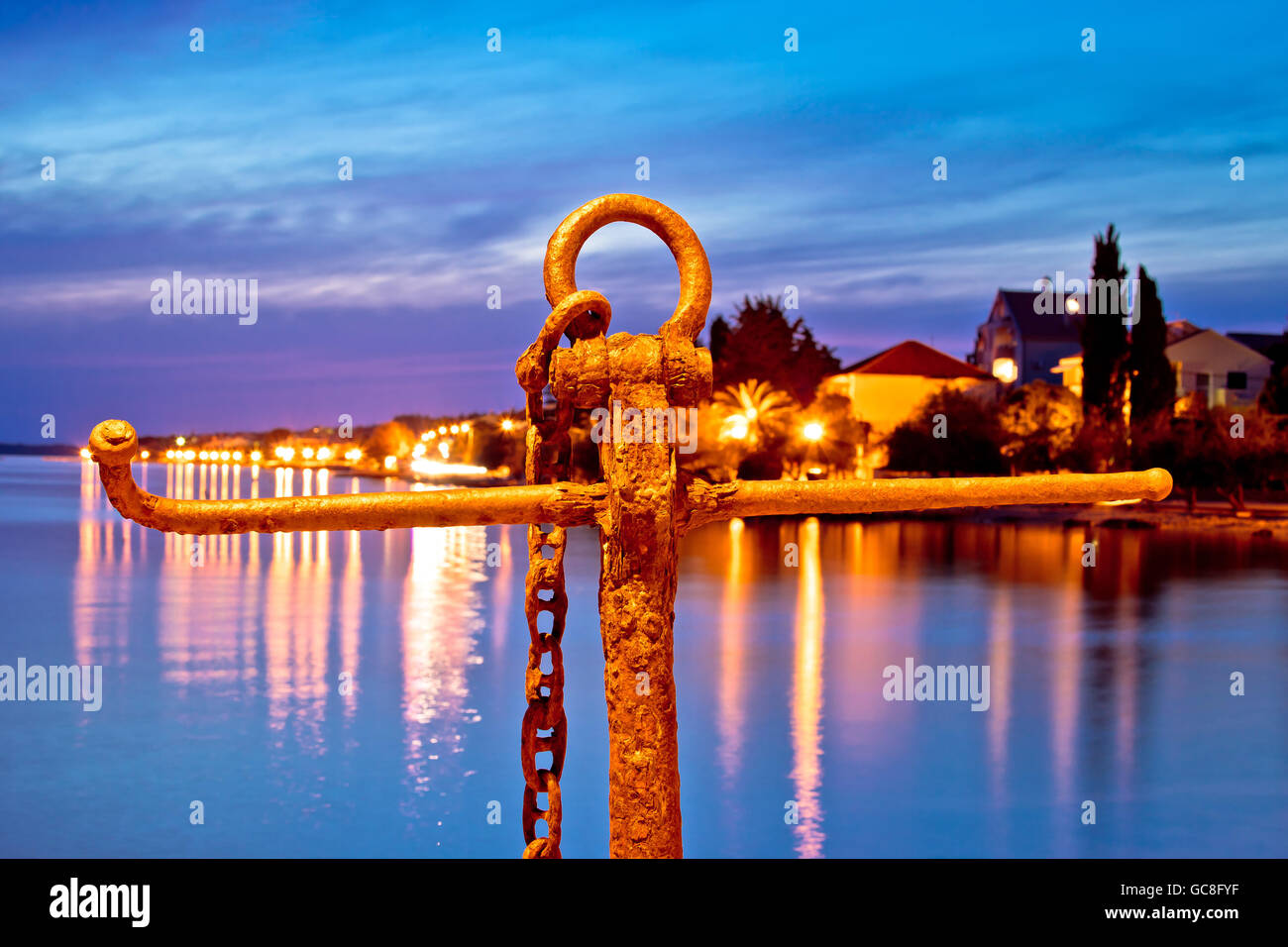 Rusty vista di ancoraggio alla serata blu dal mare, Zadar, Croazia Foto Stock