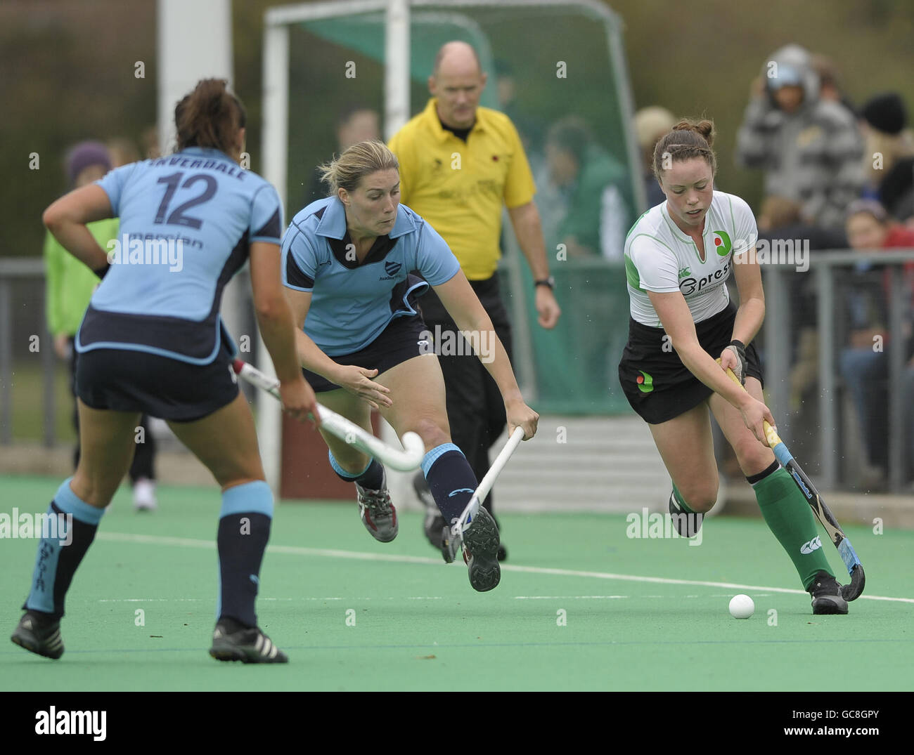 La Grazia Balsden di Canterbury corre alla difesa della lettura durante la loro partita della EHL Premier League alla Polo Farm di Canterbury, Kent, il 17 ottobre 2009. Foto Stock