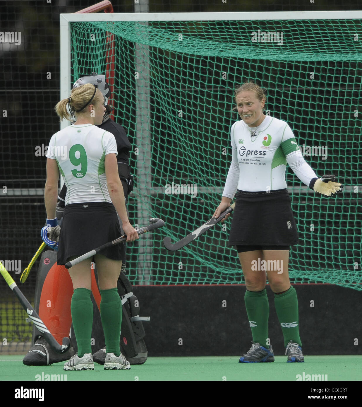 Hockey - EHL Premier League - Canterbury / Reading HC - Polo Farm. Mel Clewlow di Canterbury e Natalie Seymour (L) durante la loro partita della EHL Premier League alla Polo Farm di Canterbury, Kent, 17 ottobre 2009. Foto Stock