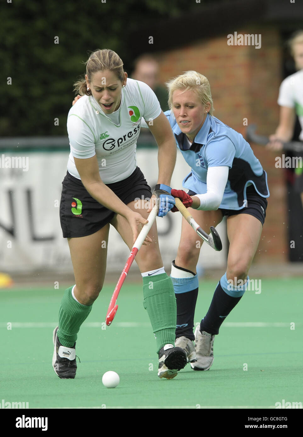 Cathy Gilliat-Smith (L) di Canterbury sfida Alex Danson di Reading durante la partita della EHL Premier League alla Polo Farm di Canterbury, Kent, 17 ottobre 2009. Foto Stock