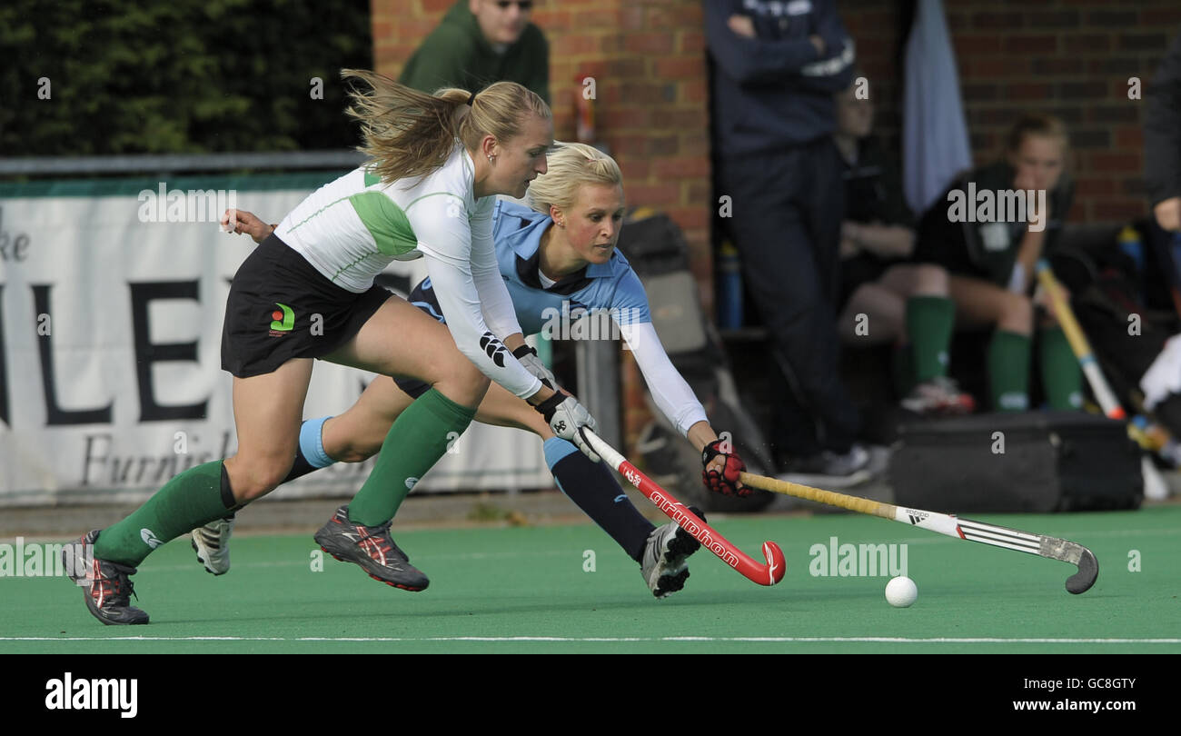 La Susie Rowe (L) di Canterbury sfida con Alex Danson di Reading durante la loro partita della EHL Premier League a Polo Farm, Canterbury, Kent, il 17 ottobre 2009. Foto Stock