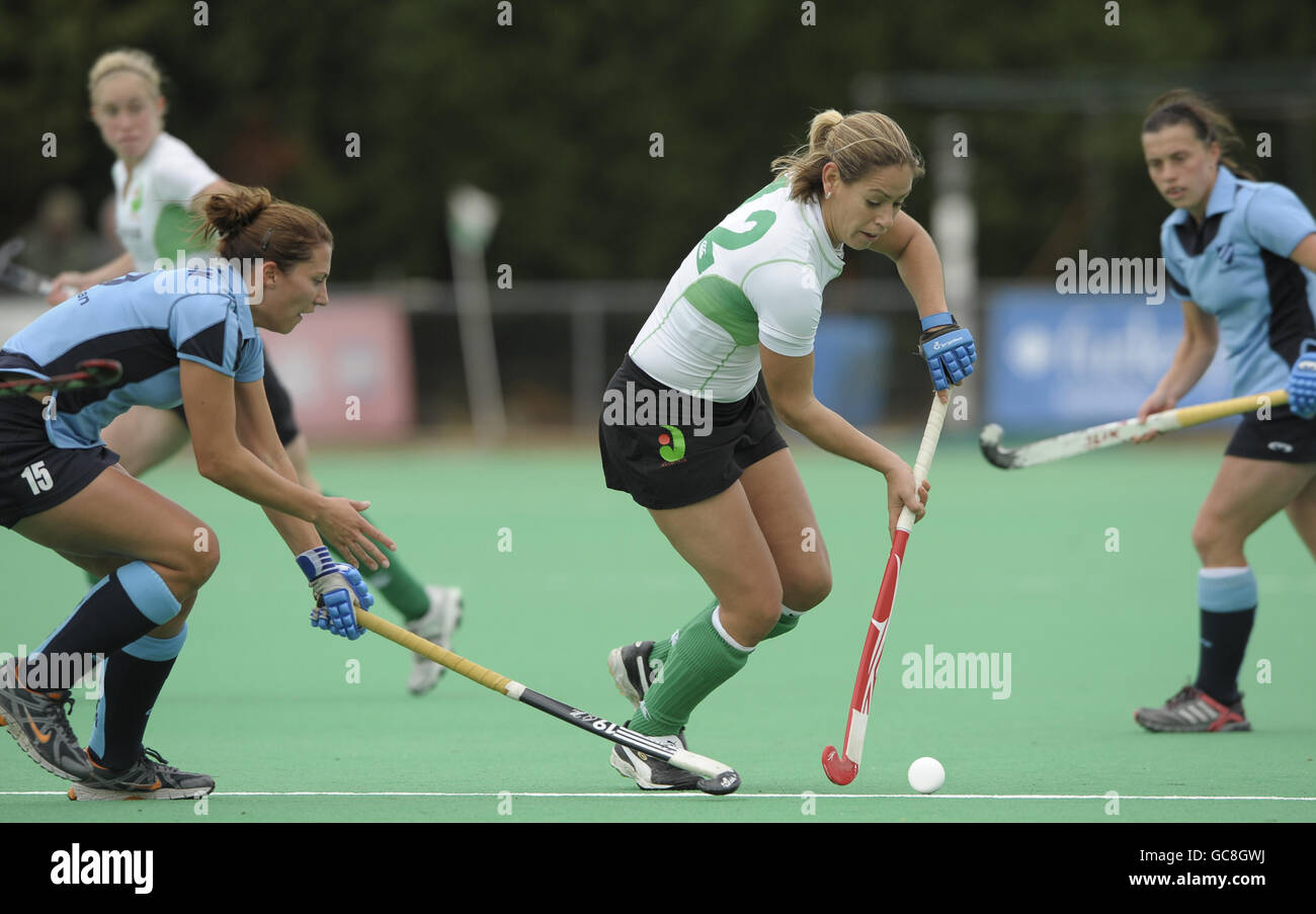 Cathy Gilliat-Smith (R) di Canterbury sfida con Alice Magerison di Reading durante la loro partita della EHL Premier League a Polo Farm, Canterbury, Kent, il 17 ottobre 2009. Foto Stock