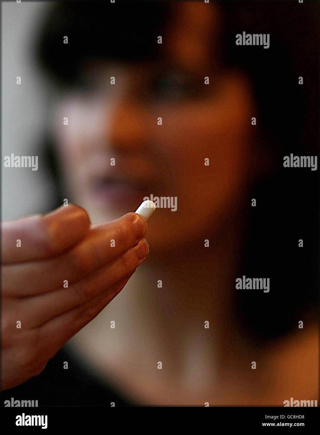 IMMAGINE IN BASE AL MODELLO. Una donna contiene una compressa di droga Hoodia. Sessantatre lotti della potente droga di perdita di peso tradizionalmente usata dai boscimani africani sui viaggi di caccia sono stati sequestrati dalle dogane quest'anno, le autorità hanno rivelato oggi. Foto Stock