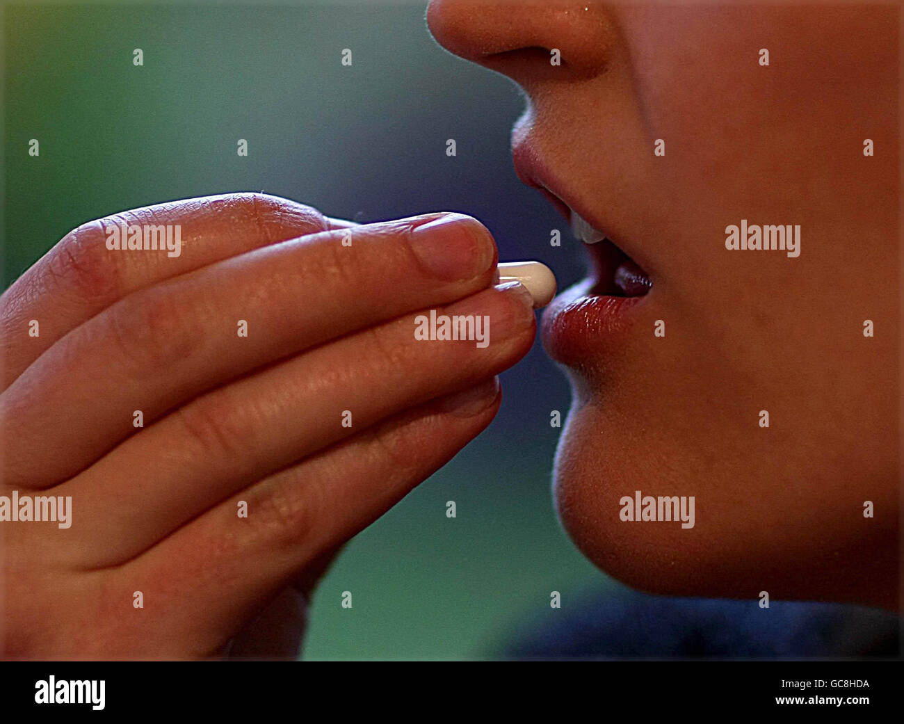 IMMAGINE IN BASE AL MODELLO. Una donna prende una compressa di droga Hoodia. Sessantatre lotti della potente droga di perdita di peso tradizionalmente usata dai boscimani africani sui viaggi di caccia sono stati sequestrati dalle dogane quest'anno, le autorità hanno rivelato oggi. Foto Stock