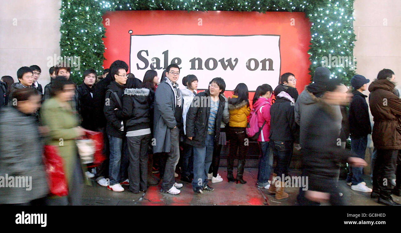 Vendite del giorno di Santo Stefano. Gli acquirenti si accodano fuori da Selfridges, su Oxford Street, Londra, in attesa dell'inizio delle vendite del giorno di Santo Stefano. Foto Stock