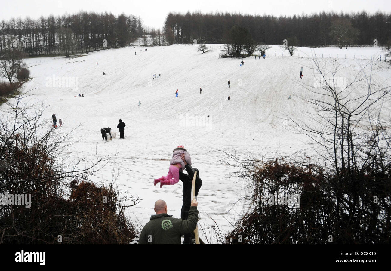 La gente gode della neve sui Beacons di Brecon. Foto Stock